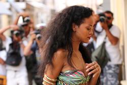 th_335330182_RihannashoppinginSt.Tropez23.7.2012_146_122_367lo.jpg