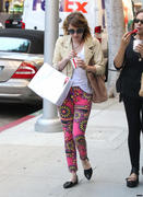 th_657278492_EmmaRoberts07062012EatingIceCreaminBeverlyHills35_122_51lo.jpg