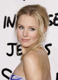 th_75742_Kristen_Bell_-_Forgetting_Sarah_Marshall_premiere_in_Hollywood_-_April_10_2008_053_122_889lo.jpg